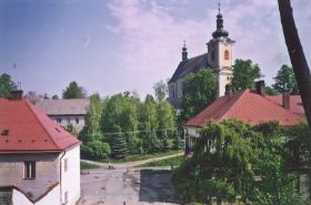 Armenhaus - Mittelortschule und Anna-Kirche.JPG