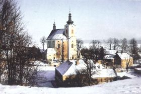 Kirche Schule und Pfarrei im Winterkleid.JPG